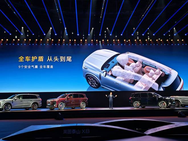 30.29万起!5.2米大五座一键变大床 还有后轮转向 岚图泰山X8要称霸五座SUV?