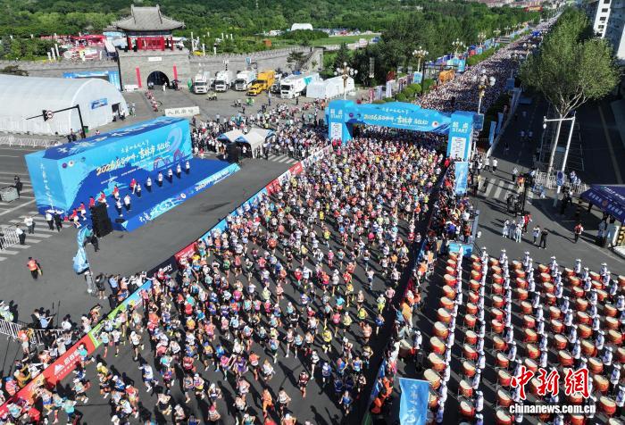 “吉马”鸣枪开赛 三万跑者领略“北国江城”夏日风情