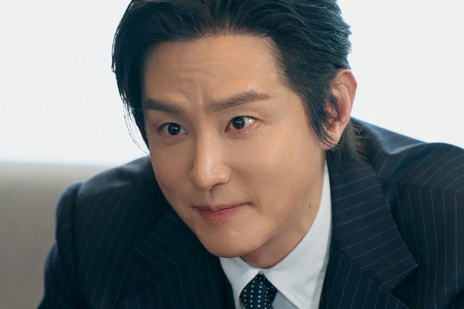权律演神秘金主？这剧的新角色看着就不正常