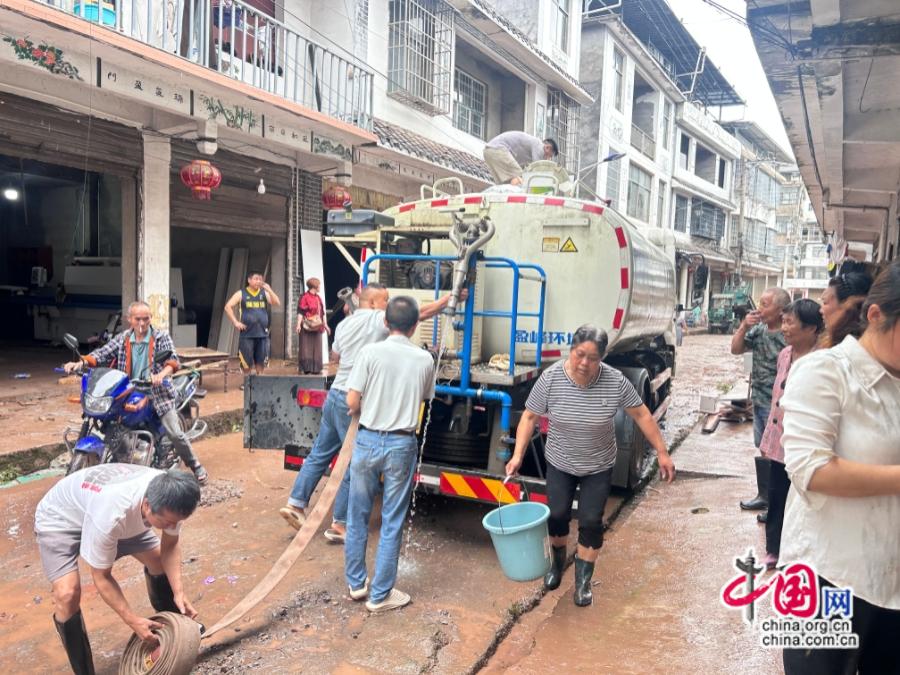 湖南桑植：风雨逆行担使命 干群并肩共护安澜