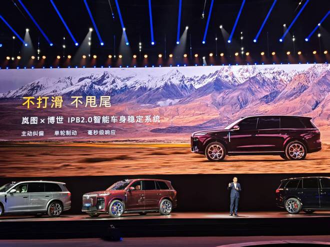 30.29万起!5.2米大五座一键变大床 还有后轮转向 岚图泰山X8要称霸五座SUV?
