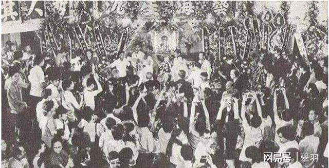 1973年李小龙去世当晚，记者潜入殡仪馆，发现他脸上有个泡