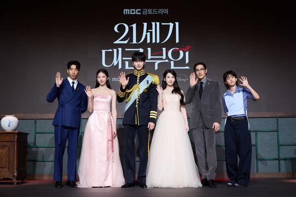 IU、边佑锡道歉难止血！《21世纪》遭要求废剧、下架　连署破5万