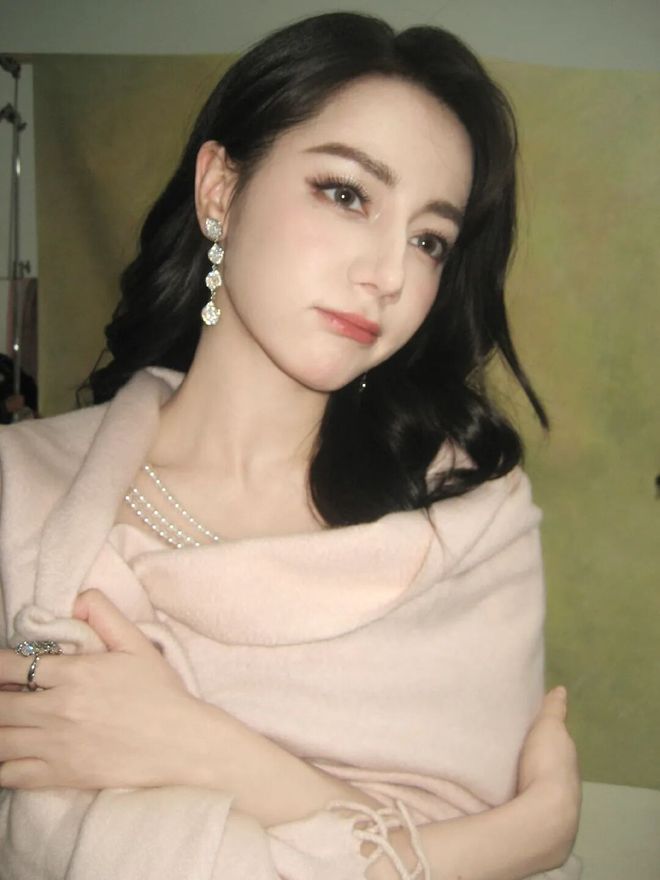 天后跟情人为钱闹掰？迪丽热巴圈内好友？鞠婧祎不正当竞争？李小冉受伤？姨太问答